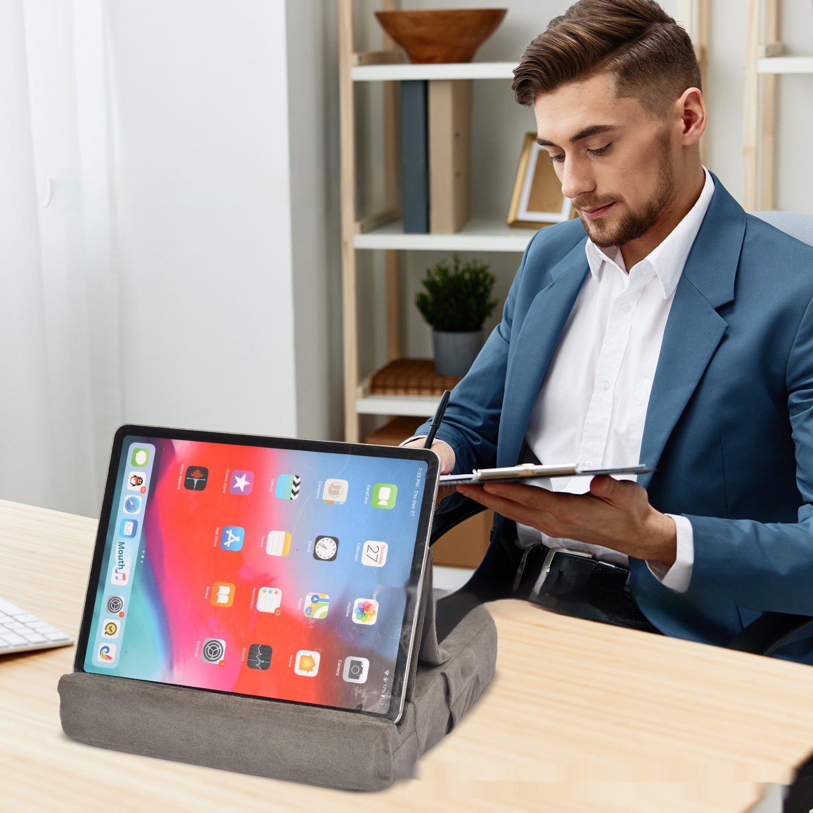 Tablet PC Reading Pillow Notebook Triangular Supporting Frame | وسادة محمولة للقراءة للتابلت والأجهزة المحمولة
